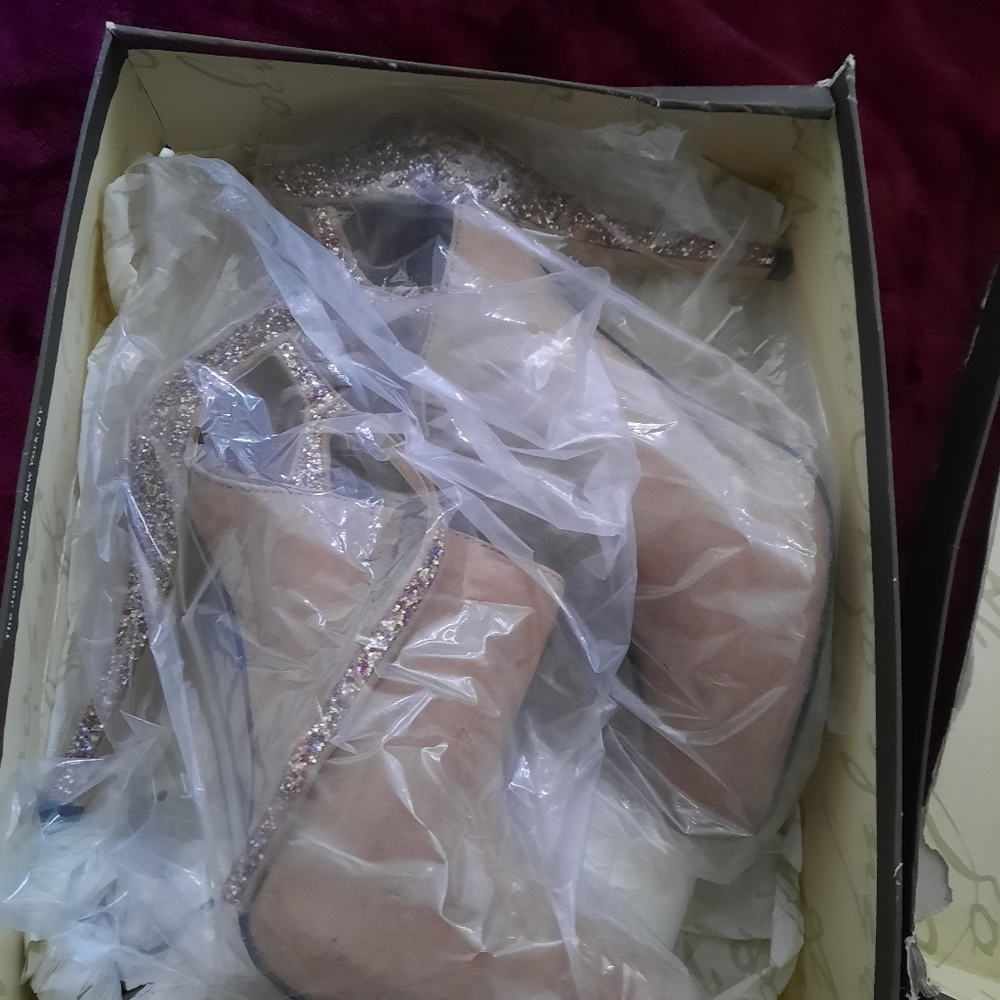 Shoes - Picture 3 of 4